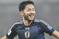 ｢アーノルドになれ｣ブレーメン菅原由勢が“ここしかない”芸術的アシストで攻撃性能アピール！｢マジですごいスルーパス｣｢あそこを見えてちゃんと出せるのか｣