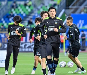 田中碧＆旗手怜央の連携はピッチ外でも！　スタッフに「お茶目すぎるイタズラ」試合前の一部始終の画像