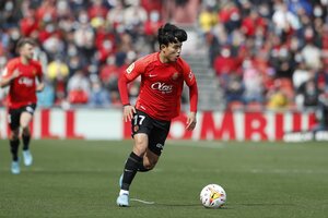 サッカー日本代表・久保建英が躍動したバレンシア戦で突如｢結婚プロポーズ｣!?｢こういうの良い｣と話題に!マジョルカのホームスタジアムを幸せが包んだ｢サプライズ｣とは?【動画】の画像