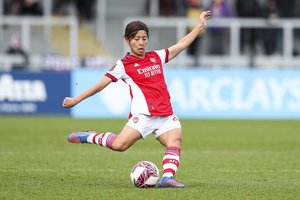 アーセナルの「プレマッチジャージ」発表で、なでしこFW岩渕真奈が「モデル起用」！　「ブラジル代表FW」たちと豪華4ショットも披露…「ジャマイカ仕様」にファンからは「ジェズス様のお隣に…！！」の声の画像