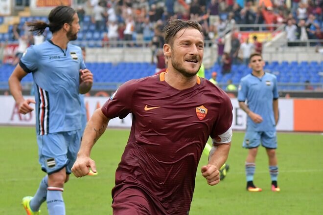 「笑うしかない」!! 元サッカーイタリア代表FWフランチェスコ・トッティのスーパーゴールに「再脚光」! ローマの王子様が決めた「衝撃だった」と話題の圧巻ダイレクトボレー弾【動画】の画像