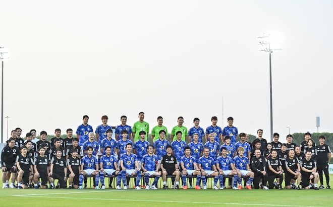 「こちらにも折り鶴」サッカー日本代表のワールドカップ宿泊ホテルに「17羽の折り鶴」! 帯同シェフが公開した、森保一監督との「指サイン写真」や地元スタッフとの記念写真に「1万いいね」の大反響!の画像