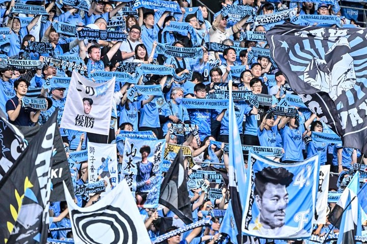 ｢フロサポ最高｣｢めっちゃ楽しそう｣多摩川河川敷での旗振りダッシュ“車窓からの映像”が可笑しくて心温まる！｢何がすごいって、社長が旗持って走っているんだぜ｣