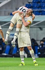 田中碧に懇願!?　副キャプテン・登里享平「キャプテンマークを巻いたドヤ顔瞬間」の画像