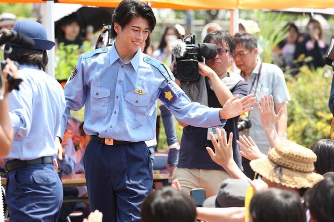 【画像23枚】中村敬斗の警官姿に｢カッコいい｣大歓声！千葉県警｢闇バイト防止｣イベント密着(2)革靴で神技リフティング！悩める中学生へ世界基準のアドバイスもの画像022