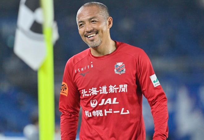 「いつも以上にいい笑顔」北海道コンサドーレ札幌の元サッカー日本代表MF小野伸二が"犬に囲まれて"写真撮影！ ファンから「めっちゃ幸せそう」の声が挙がったレアショットの画像003