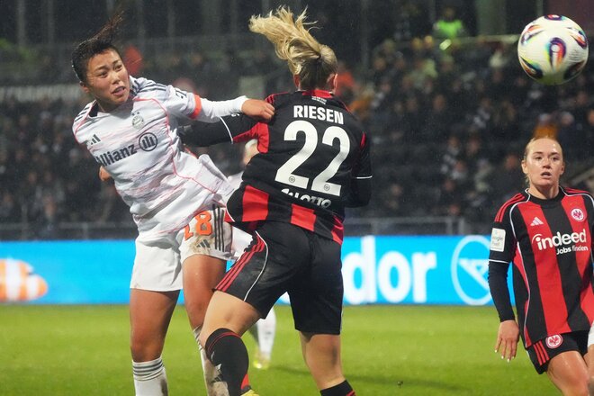 なでしこ至宝からスマイルクイーンへ！谷川萌々子“雨天の激闘”！｢奪い取る｣｢競り勝つ｣｢突破する｣無双プレーで完勝！試合後の｢弾ける｣笑顔が超キュート！【フランクフルトvsバイエルン】PHOTOギャラリーの画像015