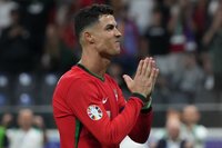 クリスティアーノ・ロナウド、水着姿の美人パートナーと豪華クルーザーでオフ満喫！大海原ジャグジーに｢美しいカップル｣｢最高なふたり｣の声