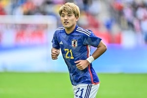 「アイテムが全部かわいすぎる」カタールワールドカップへ出発するフライブルクのサッカー日本代表MF堂安律の「私服姿」が話題! キャップやヘッドホンを着用したファッションにファン歓喜の画像