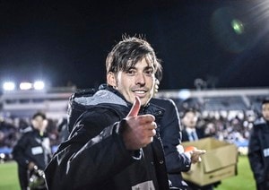 元スペイン代表MFダビド・シルバが横浜で1G2A！ 圧巻の活躍を見せた試合後に「ユニフォーム交換をした元日本代表MF」とは……Jと世界のスター選手が特別マッチで激突の画像