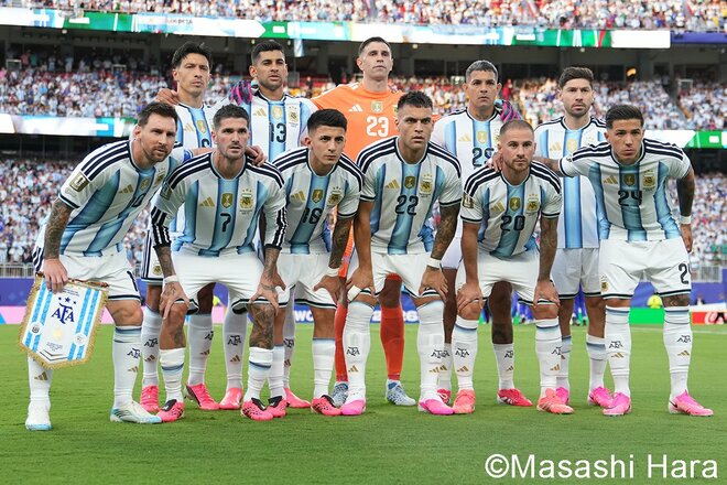 ｢神｣の初となる圧巻ハット！王者アルゼンチン代表のW杯初戦“メッシ劇場”を現地写真で振り返る！メッシが3ゴールで歓喜！【アルゼンチン代表vsアルジェリア代表】激闘PHOTOギャラリーの画像001