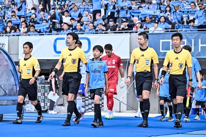 【サポーターアルバム(3)】G大阪戦での観客席＆入場時の川崎フロンターレのサポーター写真77枚！選手と手をつないだ子どもたちなど現地写真「川崎フロンターレーガンバ大阪(3)」の画像020