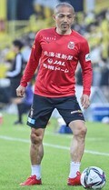 「いつも以上にいい笑顔」北海道コンサドーレ札幌の元サッカー日本代表MF小野伸二が"犬に囲まれて"写真撮影！ ファンから「めっちゃ幸せそう」の声が挙がったレアショットの画像008