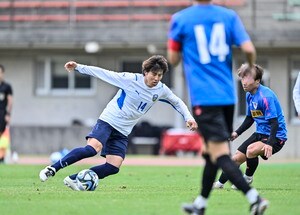 サッカー日本代表コーチの名波浩＆前田遼一コンビが「川崎フロンターレとサガン鳥栖の練習試合」を視察！ 川崎・脇坂泰斗は両コーチの前でCKを直接叩き込み、「絶対に狙っていきたい」「Ｊリーグでは飛び抜けないといけない」と気を吐く！の画像