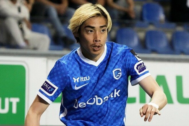 「若返りました?」ゲンク復帰の日本代表MF伊東純也のチーム練習合流映像に「いい雰囲気」の声!22歳の日本人アタッカーとの“新・両翼コンビ結成”にも期待の画像