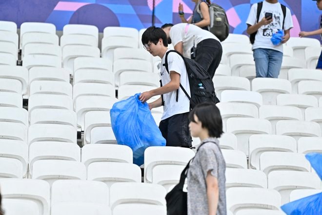 「さあみんな、ゴミを拾うよ！」U23サッカー日本代表のサポーターが、スペインに完敗後のスタジアムで「見せた姿＆響かせた声」……日本人らしさが詰まった誇らしき負け姿の画像005