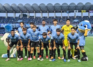 「かっこよすぎんだろ！」J1川崎が発表した「夏季限定ユニフォーム」が「全身ブルー!!」と話題に！ 着用選手の真っ青な出で立ちに「良い感じの青やなー！」の声の画像