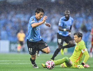 「キーパーまでかわす辺りが天才」川崎・家長昭博の「相手DFからボール奪取→GKかわしゴール」がうますぎて衝撃！ 川崎の連動したプレスが生んだ豪雨の圧巻ゴールの画像