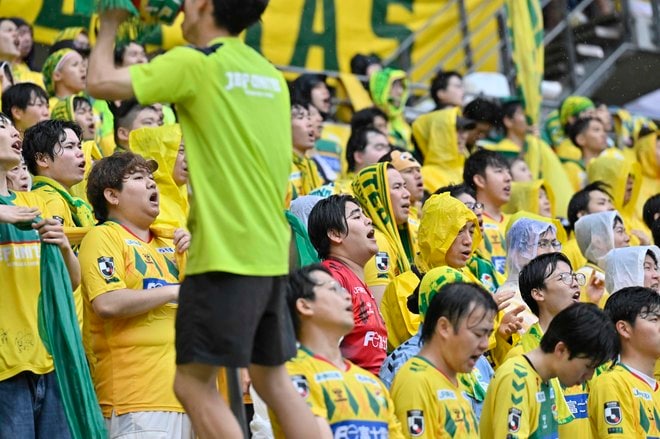 【千葉サポーターアルバム】雨の中で首位堅持のチームを後押しした「ジェフユナイテッド千葉のサポーター写真99枚」！ ゴール裏の熱狂ショット「ジェフユナイテッド千葉ーベガルタ仙台」の画像011