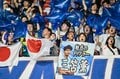 日本代表サポーターがインドネシアの7万人大観衆の超アウェイスタジアムでも「青いゴミ袋での応援作戦」発動！ パリ五輪でも話題の画期的応援方法で森保ジャパンを力強くサポートの画像002