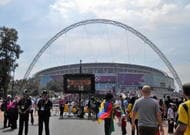 「看板壊れるところ初めて見た笑笑」ルヴァンカップでの「下剋上」ゴール以上に集まる注目ポイント!「スポンサー看板壊すなwww」「看板壊しちゃうほど興奮するのもわかるゴール」などの声の画像