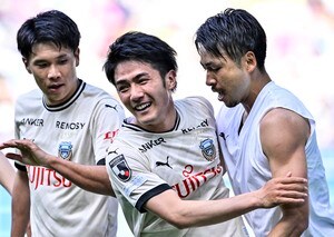 「ガマンしていた涙が止まらなくなった…」川崎FW小林悠が山根視来、登里享平らとの「川崎の絆ショット」公開！ 家長昭博、大島僚太らも参加した笑顔の食事会の画像