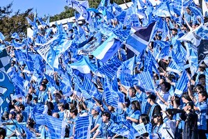 「ハマブルーのニットが似合ってる」勝利の女神のアウェイ遠征“広島上陸”ショットに反響！「女神さま降臨で百人力だ」「まじか！勝てる！」「勝利確定」とサポ盛り上がるの画像