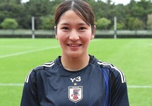 ｢笑顔がとても美しい｣日本代表10月デビューの美人DF、ガチサポ姿で浦和レッズ戦観戦｢さいこーーーう!!｣赤一色の《勝利の女神ショット》に反響｢興梠慎三グッズ、何買った｣の画像