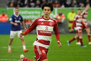 「碧だけ前髪出てる感じ好き笑」フォルトゥナ・デュッセルドルフの日本人トリオ「クリスマス仕様」に絶賛続々！「やばーい碧くん可愛すぎる」「このXmasカードが欲しい」などの声の画像