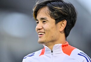 「幼いと思ったら髭がない」久保建英が“散髪＆髭剃り”姿でソシエダ合流＆公開練習でファンへ神対応！「アットホームやなぁ～」「自信満々で頼もしい」などの声の画像