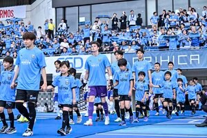 【サポーターアルバム(3)】G大阪戦での観客席＆入場時の川崎フロンターレのサポーター写真77枚！選手と手をつないだ子どもたちなど現地写真「川崎フロンターレーガンバ大阪(3)」の画像