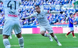 川崎フロンターレのレアンドロ・ダミアンがJリーグ得点王に！ 試合後にサポーターから送られた「お祝いの果物」【画像あり】の画像