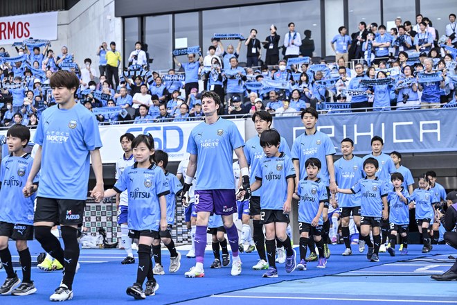 【サポーターアルバム(3)】G大阪戦での観客席&入場時の川崎フロンターレのサポーター写真77枚!選手と手をつないだ子どもたちなど現地写真「川崎フロンターレーガンバ大阪(3)」の画像