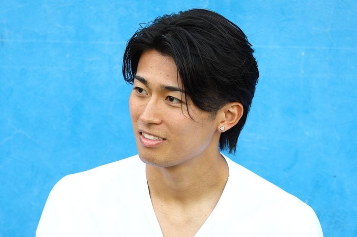 ｢イケメンすぎてAIなのか本物なのか｣中村敬斗、仏1部リヨンへ完全移籍！ メディカルチェックで現地入りした“モデル顔負け”の姿に反響｢どこの超イケメン俳優かと｣