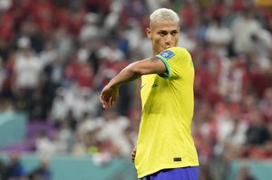 ｢後輩への愛情たっぷり｣怪物・ロナウド氏が"後輩"リシャルリソンから「鳩ダンス」のレクチャーを受ける! 新旧サッカーブラジル代表9番の共演にファン歓喜の画像