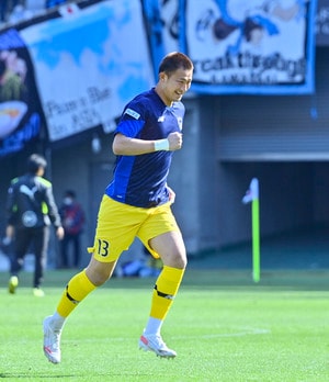 同点ゴールの裏で珍事…FC東京GK波多野豪が「コーナーフラッグを植えつける」! ファンも「何やってんのw」の声の画像