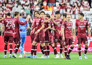 ｢恒例です｣ヴィッセル神戸MFセルジ・サンペールが誕生日の洗礼を受ける！元サッカースペイン代表MFアンドレス・イニエスタを先導にキャンプ地でホイップまみれの画像