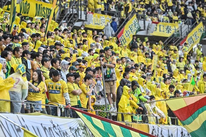 【千葉サポーターアルバム】雨の中で首位堅持のチームを後押しした「ジェフユナイテッド千葉のサポーター写真99枚」！ ゴール裏の熱狂ショット「ジェフユナイテッド千葉ーベガルタ仙台」の画像048