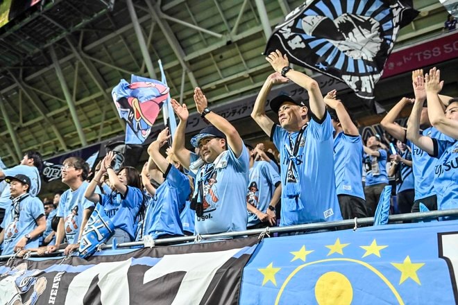 【サポーターアルバム】敵地で勝利を掴んだ川崎フロンターレのサポーター写真75枚！ 圧巻の応援で勝ち越し導く「サンフレッチェ広島ー川崎フロンターレ」の画像068