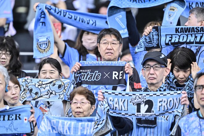 【サポーターアルバム(3)】G大阪戦での観客席＆入場時の川崎フロンターレのサポーター写真77枚！選手と手をつないだ子どもたちなど現地写真「川崎フロンターレーガンバ大阪(3)」の画像026