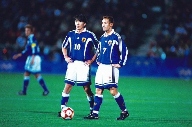 2000年シドニー五輪の中田英寿（右）と中村俊輔　写真：水谷章人/アフロスポーツ