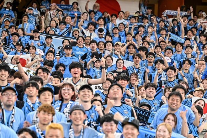 【サポーターアルバム】クラブ史上初のACLEファイナリスト、Cロナウドらスター軍団撃破を導いたサポーター300人の「勝利の記念集合写真37枚」！「川崎フロンターレ―アル・ナスル」の画像016