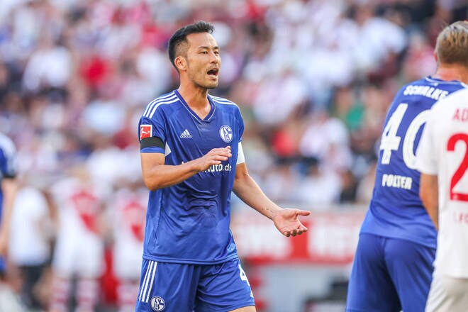 フラフープの中でフリーズ! 吉田麻也が「高度なステップワーク練習」中に見せた「カメラ目線ポージング」に「ジワる」の声! サッカー日本代表キャプテンが「サービス精神旺盛」「かわいい」と話題【動画】の画像