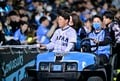 「ちょっぴりシュールで愛しかったです」侍ジャパン・井端監督がJ1川崎の試合を訪れ、その「登場姿」が話題に！ 競技場を半周する姿に2万人超え観客から歓声沸くの画像001