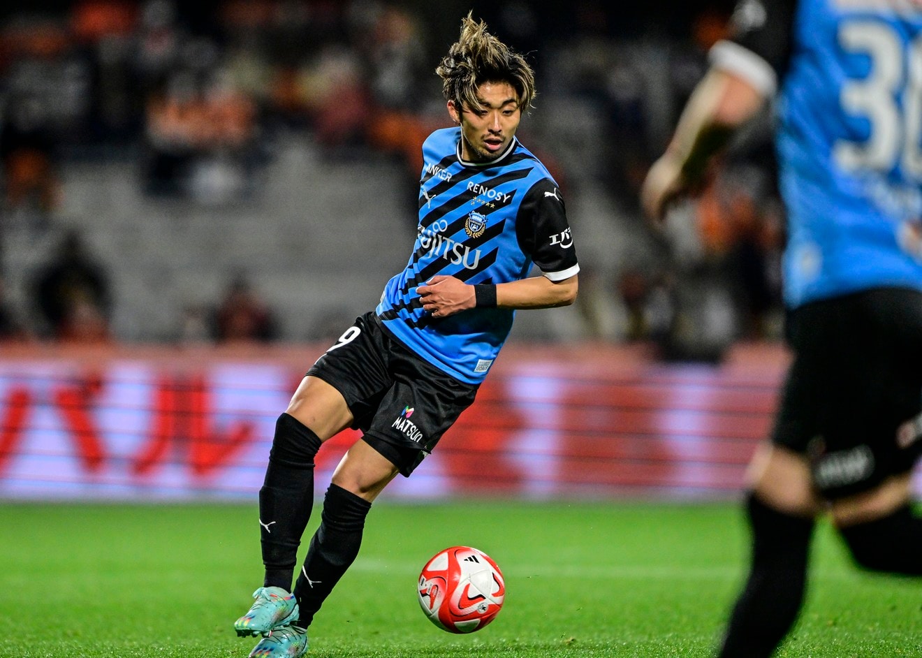 「変態みたいなプレーが…」川崎・小塚和季への本誌記者の”あたふた質問”に答えてくれた「ファンタジスタな答え」……韓国移籍決定で振り返る「麻生