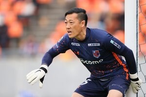 【J2「大逆転劇」】J3降格圏に沈む大宮、2点ビハインドを跳ね返すキッカケは「42歳大ベテラン守護神」GK南雄太のビッグセーブ！NACK5スタジアム大宮の熱気が後押しした「劇的逆転弾」!!【戸塚啓のJ2のミカタ】(1)の画像