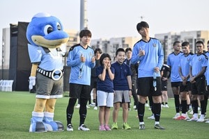J1川崎がジェッダで日本人学校の子どもたちと交流を持ち、高井幸大は抱っこして「かわいかったです」とニンマリ……吉田社長「フロンターレらしさ」、島貫篤スタッフ「クラブを広めたい」の画像