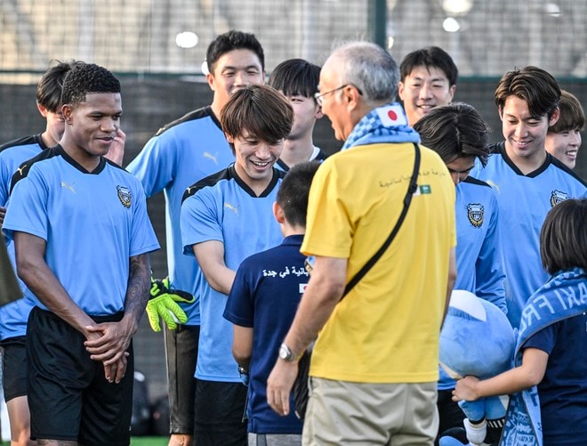 【川崎フロンターレアルバム】サウジアラビア到着翌日4月23日のジェッダ市内での「コーチングスタッフ＆クラブスタッフ写真」と「選手と子どもたちの交流写真」合計98枚！の画像091