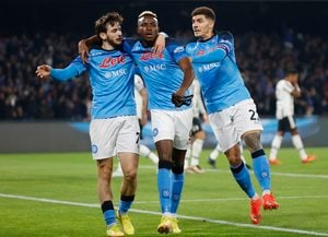 「ギネス級のひどさだ」セリエAのナポリが着用する「バレンタイン限定ユニフォーム」に批判噴出！ 「大きなキスマーク」が目を引くデザインに、「相手を混乱させるはずだ」などの声の画像