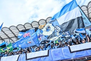 「可愛い！」「素敵です!」芸人クロちゃんと交際の人気女性タレントが「J1川崎デザインの多摩川標識前でのコーヒーブレイクショット」公開！「この写真の雰囲気だいすきです」と好評の画像